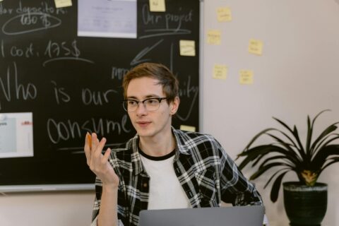 Kaip dirbtinis intelektas keičia Kauno startuolių ekosistemą: praktinis vadovas verslui 2025 metais