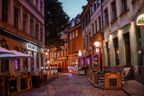 **Kauno gatvių pašnekesiai: ką iš tikrųjų kalba miestiečiai prie kavos puodelio šį rudenį** **Kauno gatvių pašnekesiai: ką iš tikrųjų kalba miestiečiai prie kavos puodelio šį rudenį**